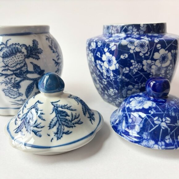 Set of 2 Vintage Blue and White Lidded Chinoiserie Porcelain Vases - Picture 7 of 8